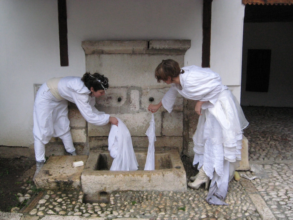 Pippa Bacca e Silvia Moro lavano gli abiti a Saraievo. © Fotografia di Ars Aevi