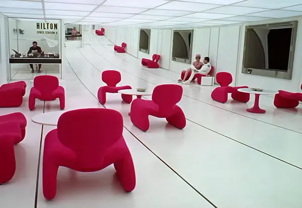 Una scena del film 2001: Odissea nello spazio di Stanley Kubrick, in cui l'interno dell'Hilton hotel è arredato con tante poltrone Djinn progettate da Olivier Mourgue per Airbone International.