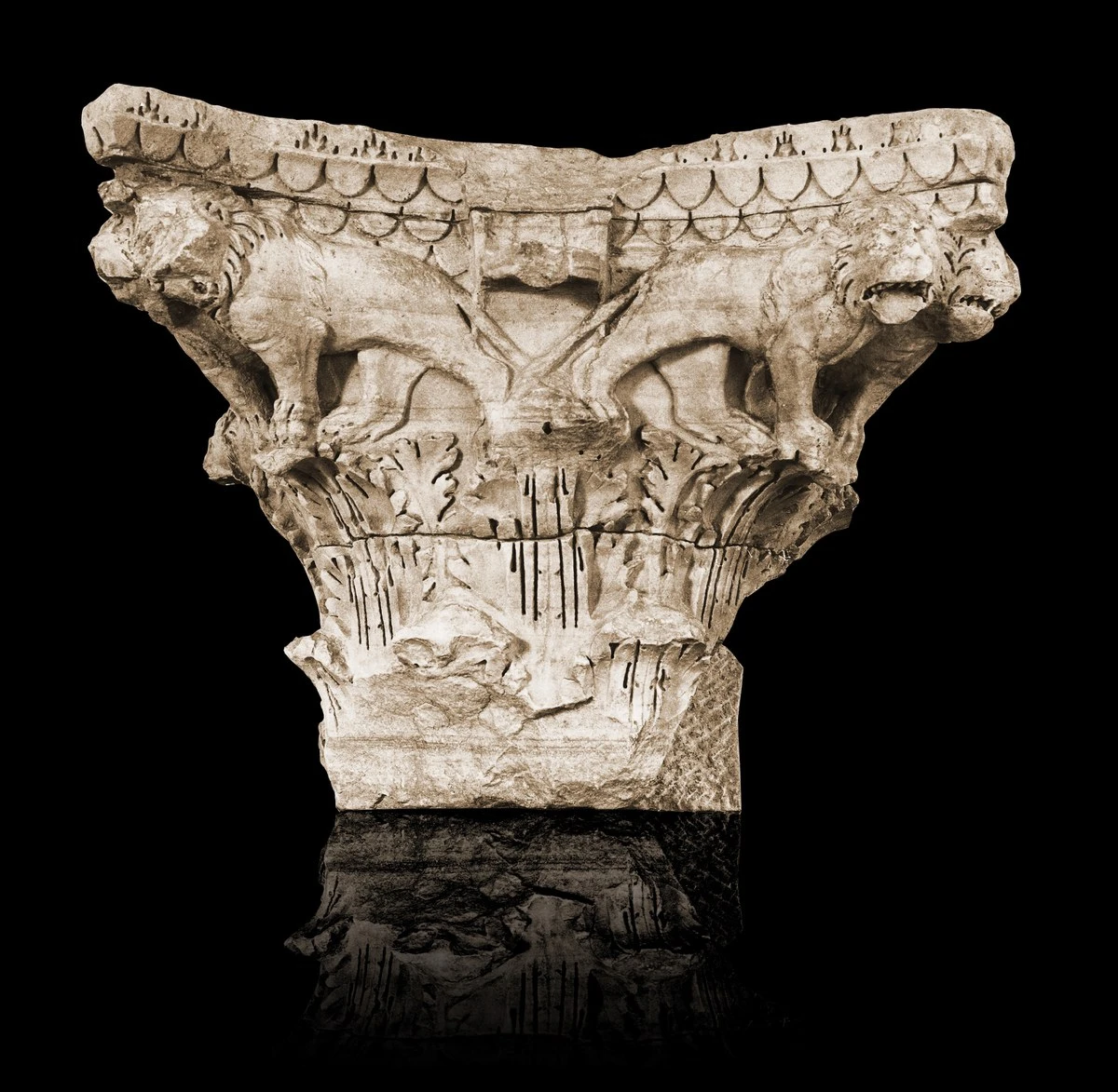 Grande capitello in marmo con quattro leoni agli angoli, II secolo a. C., Museo Archeologico San Lorenzo, Cremona. Il grande capitello in marmo, con una doppia corona di foglie d’acanto e coppie di leoni ai quattro angoli fu rivenuto nei pressi de il Palazzo di Rodolfo Casagrande, segato verticalmente a metà e utilizzato per decorare la facciata del palazzo, probabilmente in principio decorava un monumento romano di destinazione pubblica.