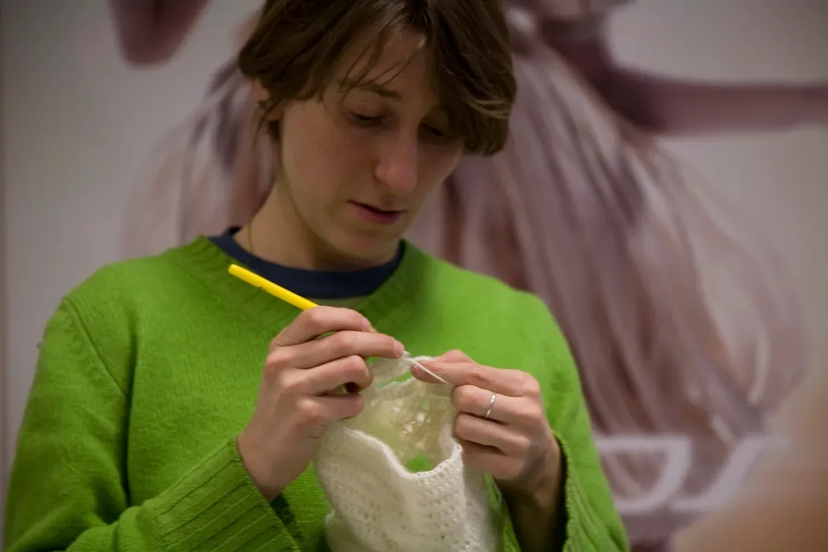 Pippa al lavoro ad uncinetto il suo abito da sposa.