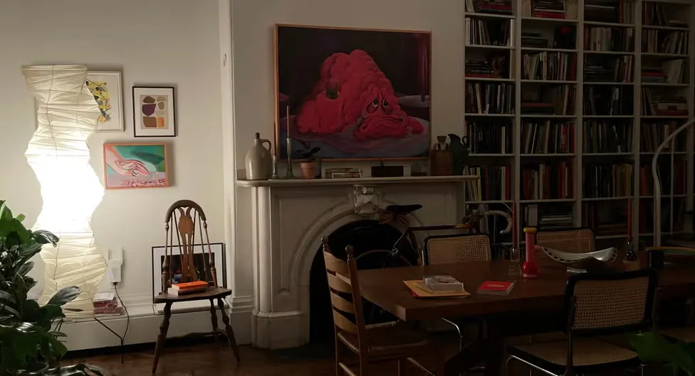 Veduta del soggiorno di Charlie ed Emma, la coppia al centro di The Drama (2026) di Kristoffer Borgli.