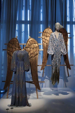 L"Angelo" in blu Lanvin della stilista francese, presentato per la prima volta in mostra a New York nel 1939 e ispirato agli affreschi di Beato Angelico.