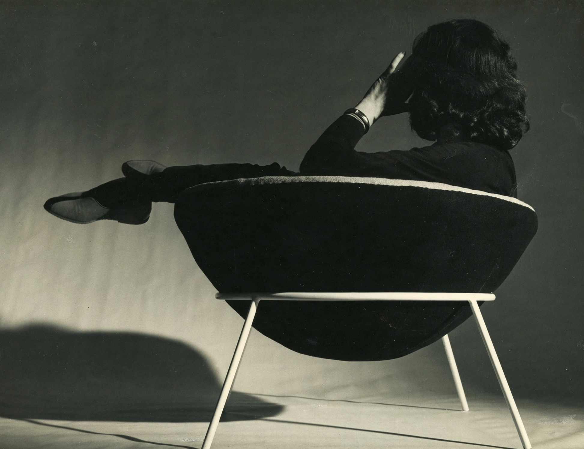 Lina Bo Bardi sulla sua sedia. Courtesy Instituto Bardi.