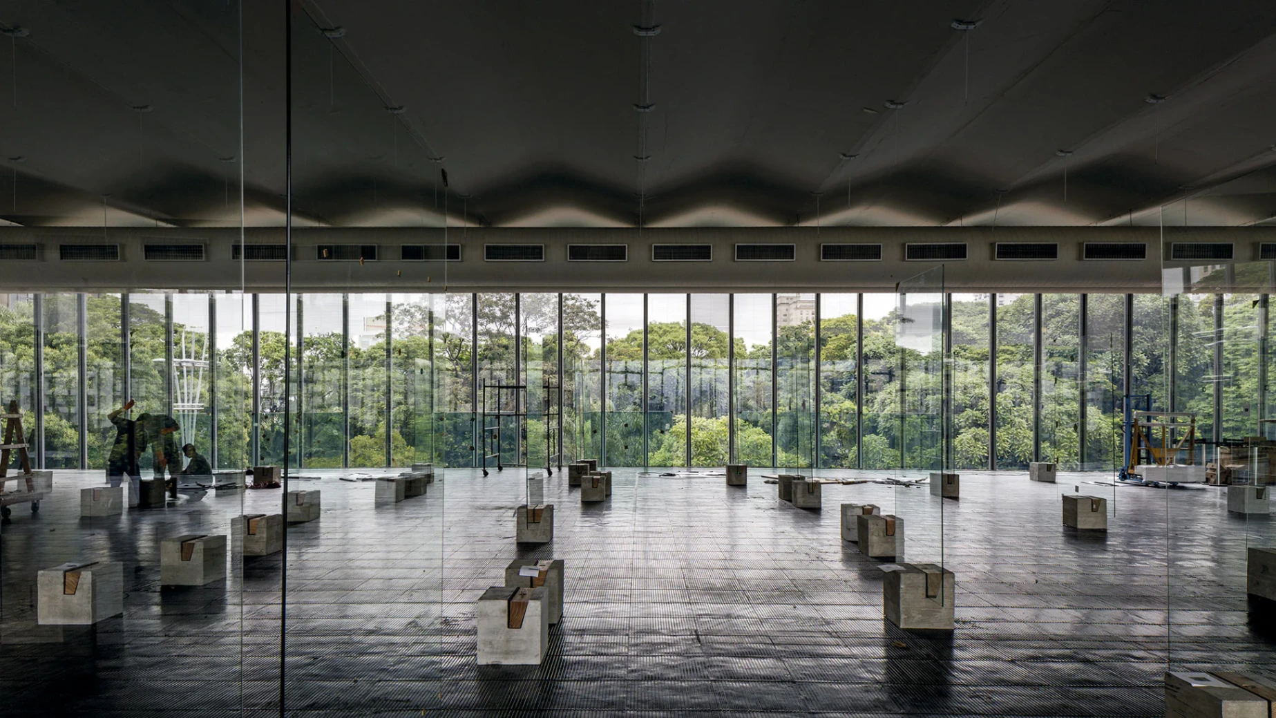 Lina Bo Bardi, Allestimento del Museu de Arte de São Paulo (MASP). Foto Leonardo Finotti.