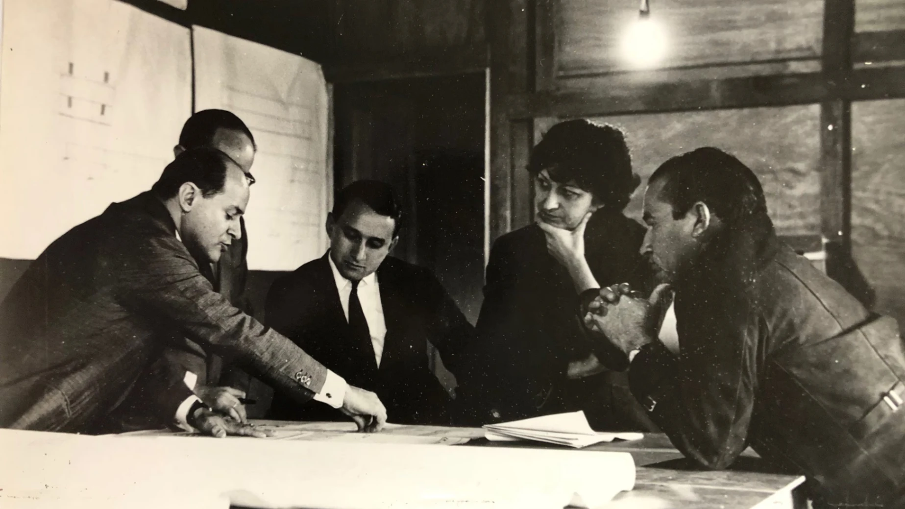 Lina Bo Bardi all'incontro di lavoro al MASP. Courtesy Instituto Bardi.