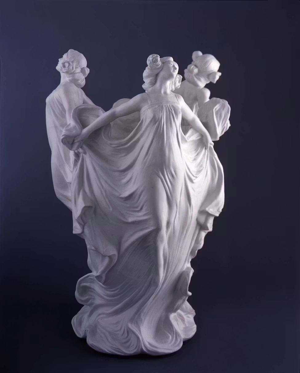 Manifattura Richard-Ginori, Fioriera con figure danzanti. Fu presentato all’Esposizione Internazionale di arte decorativa moderna di Torino del 1902.