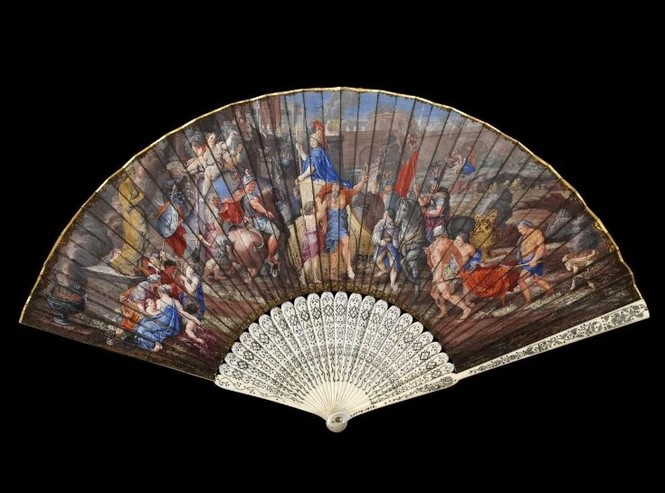 Ventaglio pieghevole, Il trionfo di Alessandro, foglia in pergamena dipinta ad acquerello, stecche in avorio con decorazioni a piqué d’argento e terminali, Italia, 1690–1700, Victorian &amp; Albert Museum, Londra.
