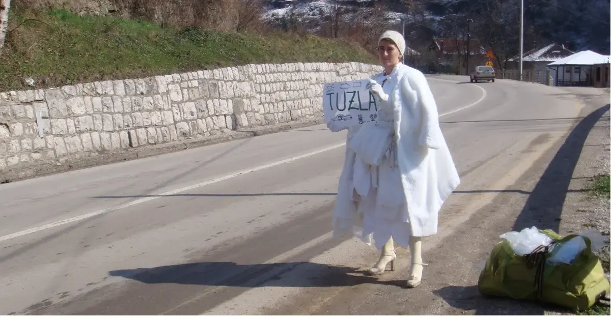 Pippa Bacca durante la performance itinerante Spose in Viaggio.