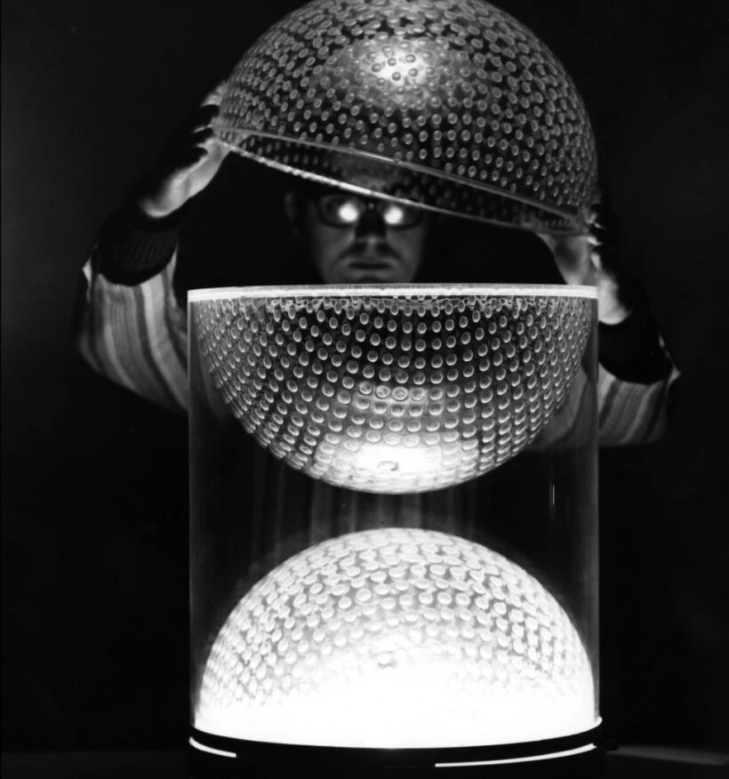 La lampada Globo di Ugo La Pietra © Triennale Milano