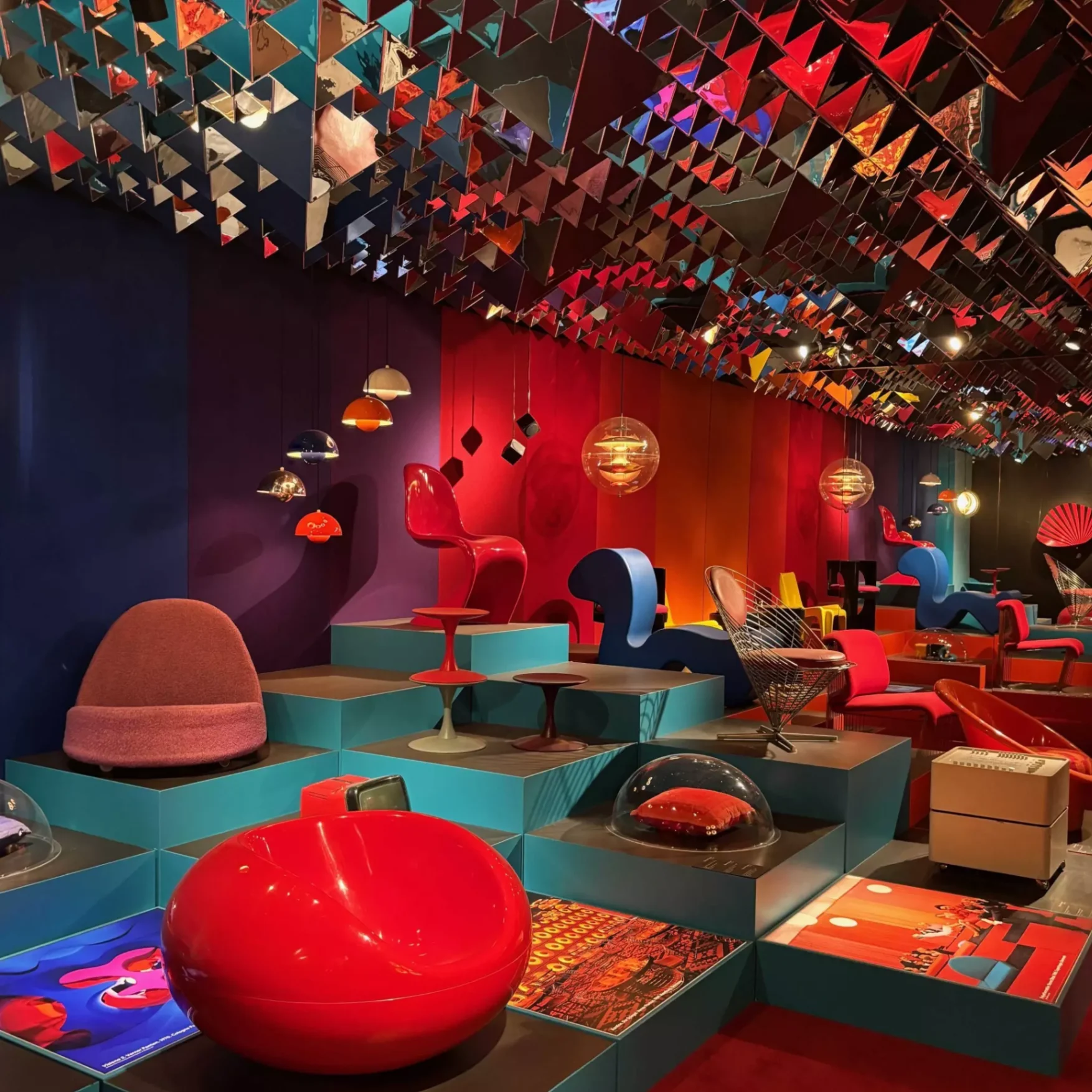 Veduta d'insieme di uno degli ambienti del Museo del Design di Copenaghen: spicca in vetta la celebre Phanton chair.