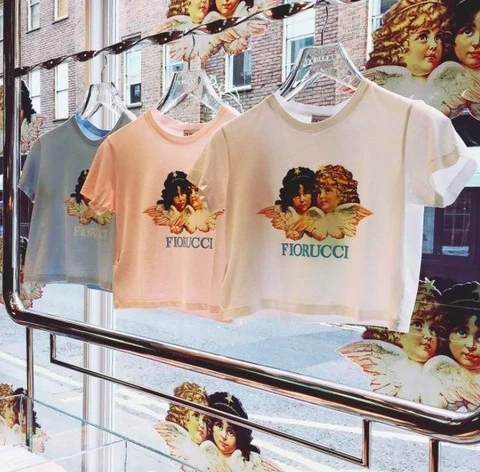 Vetrina dello store Fiorucci di Londra, con le iconiche t-shirt con gli angioletti, simbolo del brand.