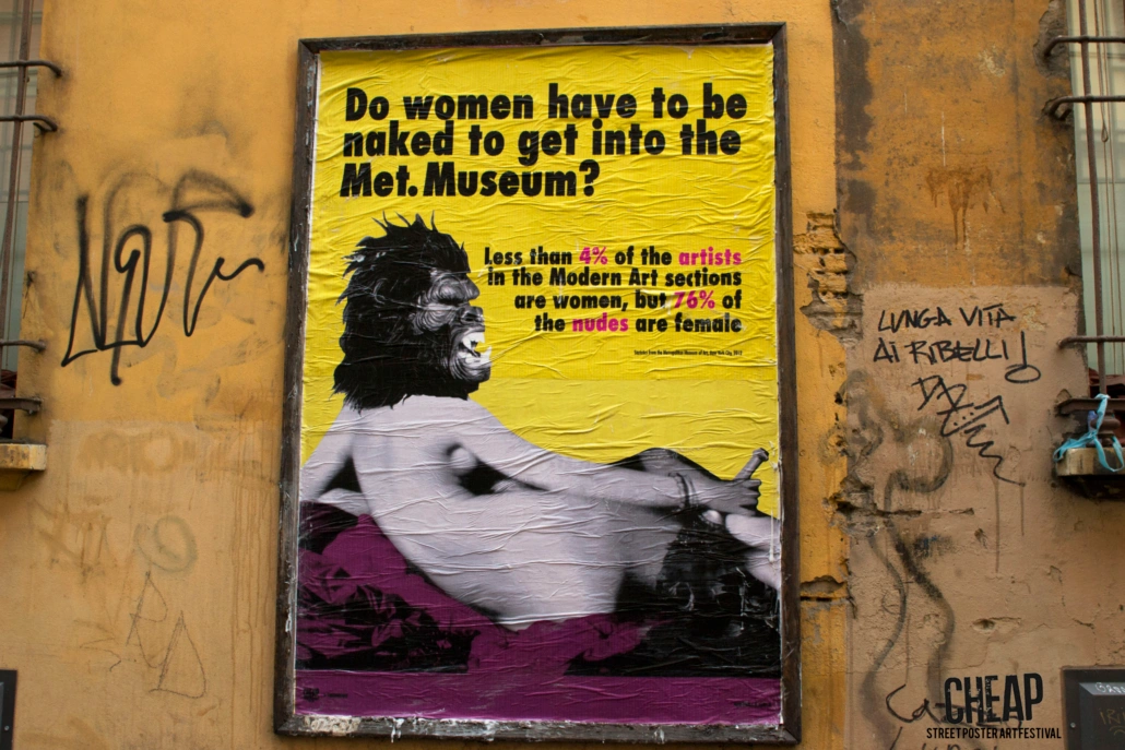 Lo storico poster delle Guerrilla Girls, Do women have to be naked to get into the Met. Museum, riproposto dal collettivo Cheap a Bologna.