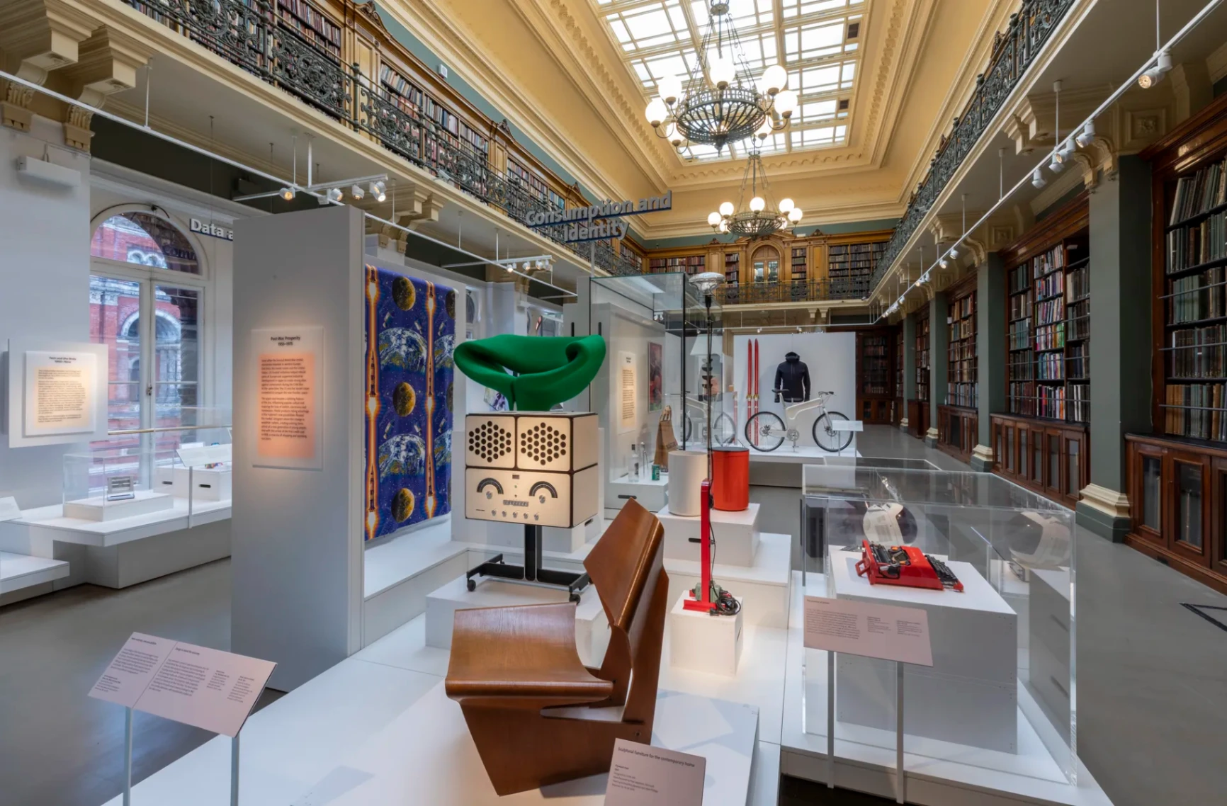 La sezione del Victorian and Albert Museum dedicata al design ospita la mostra permanente "Design 1900-Now".