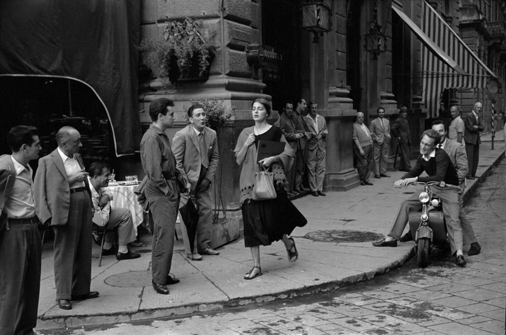 Ruth Orkin, American Girl in Italy, 1951, Firenze © Ruth Orkin Photo Archive