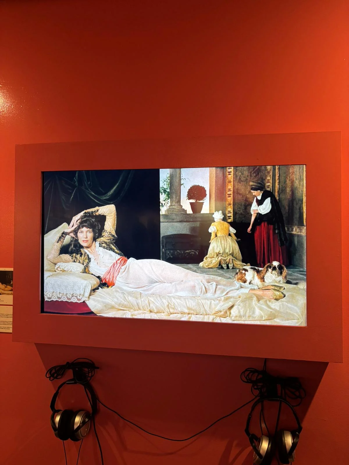 Jane Birkin protagonista del tableau vivant che richiama la Venere di Urbino di Tiziano Vecellio.