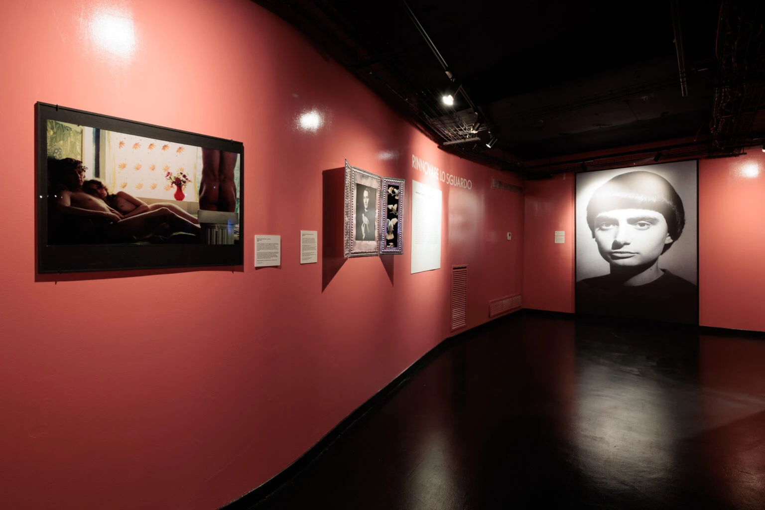 Uno dei primi ambienti che accoglie il visitatore della mostra "Viva Varda! Il cinema è donna" nella Galleria Modernissimo, a Bologna.