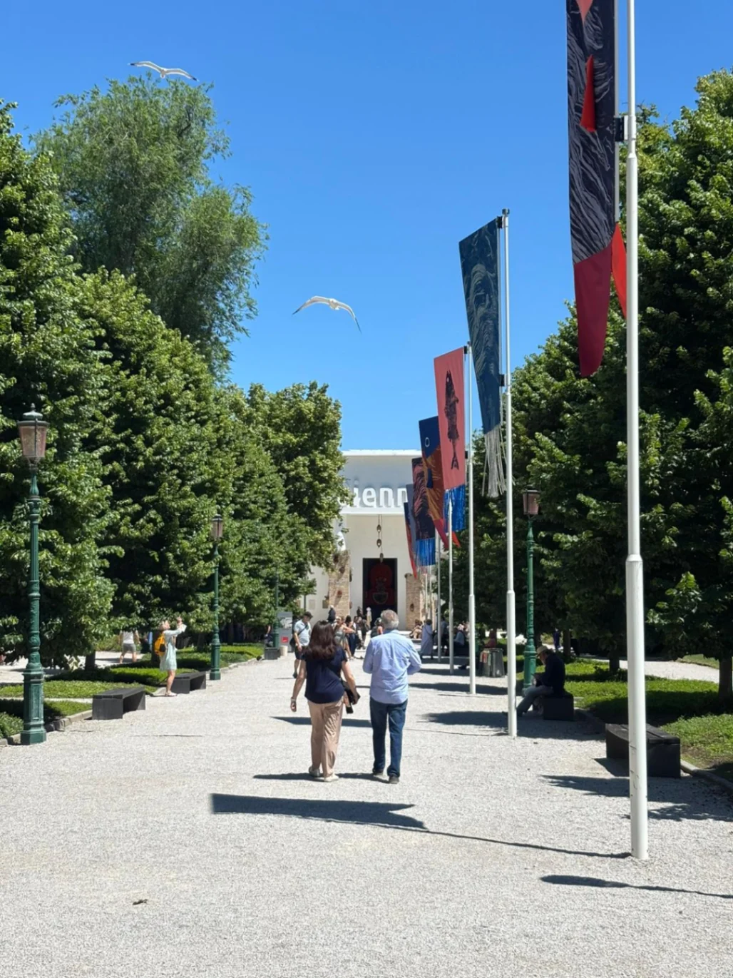 Il percorso che dall'ingresso, guida i visitatori, verso il padiglione centrale dei Giardini della Biennale.