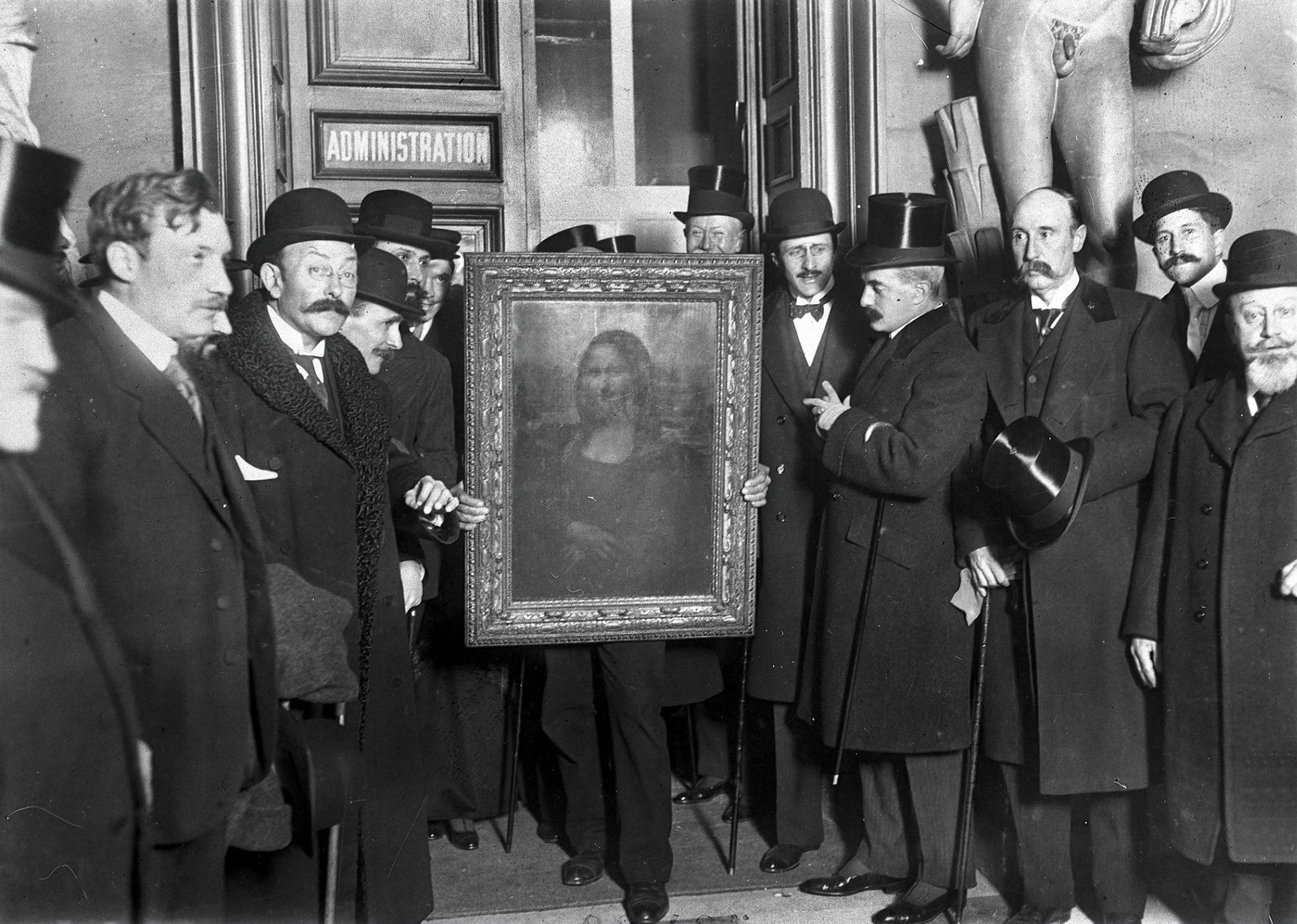 Fotografia d'epoca del rientro al museo della Gioconda nel 1914, a seguito del furto avvenuto nel 1911.