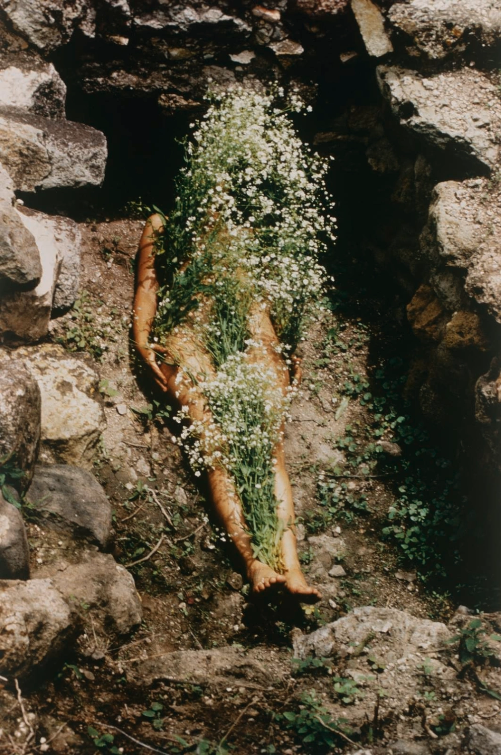 Ana Mendieta Imágen de Yágul, Mexico 1973 © The Estate of Ana Mendieta Collection.