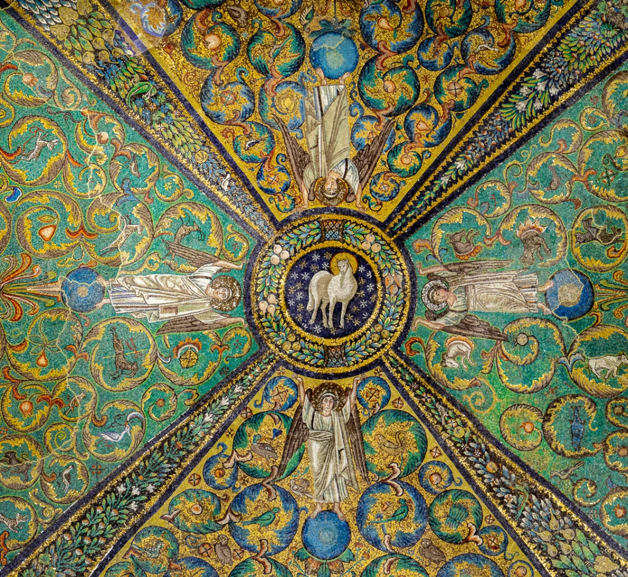 L'Agnus Dei nella decorazione musiva della Basilica di San Vitale, a Ravenna. La decorazione risale al periodo compreso tra il 546 e il 548 d.C,