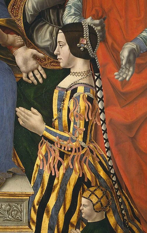 Maestro della Pala Sforzesca, Pala Sforzesca, 1494-1495, tempera e olio su tavola, 230 × 165 cm, Pinacoteca di Brera, Milano. Dettaglio della figura di Beatrice d'Este (Ferrara, 29 giugno 1475 – Milano, 2 gennaio 1497), con la tipica acconciatura del coazzone.