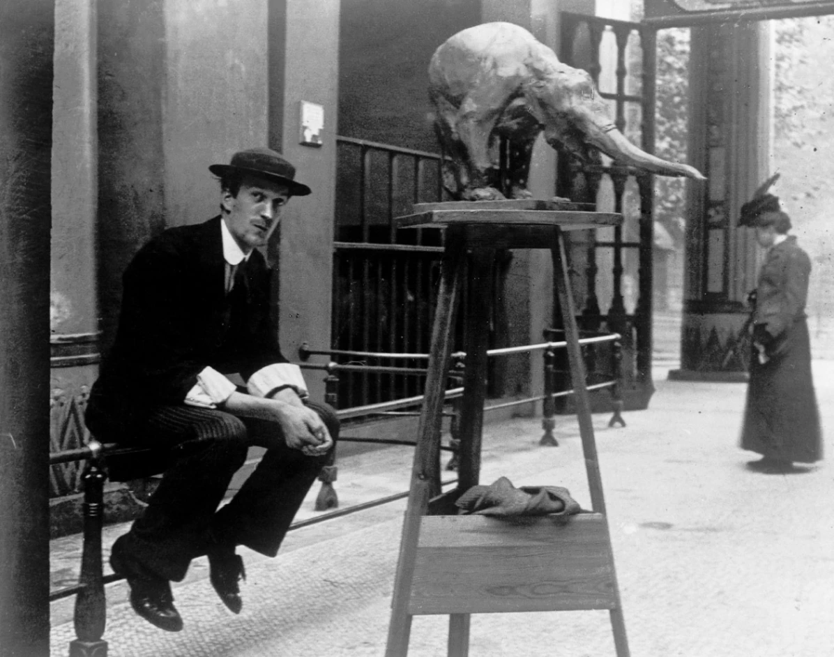 Rembrandt Bugatti nel 1910 allo zoo di Anversa.