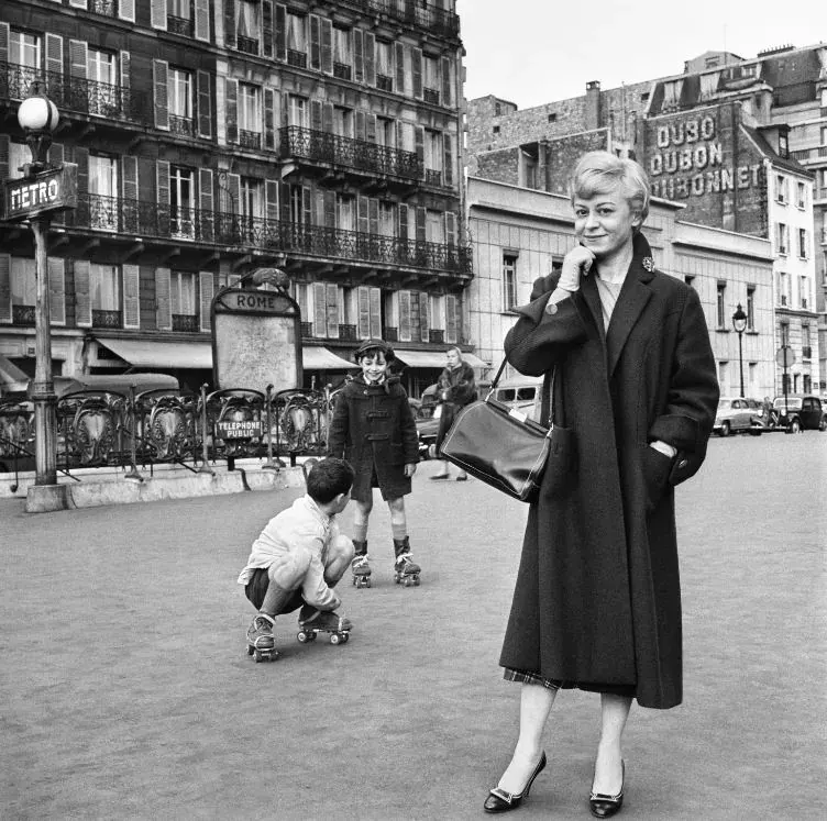 Agnès Varda, Giulietta Masina alla stazione della metropolitana di Roma, Parigi, 1956, da negativo 6 x 6 cm © Succession Agnès Varda - Fonds Agnès Varda déposé à l'Institut pour la photographie