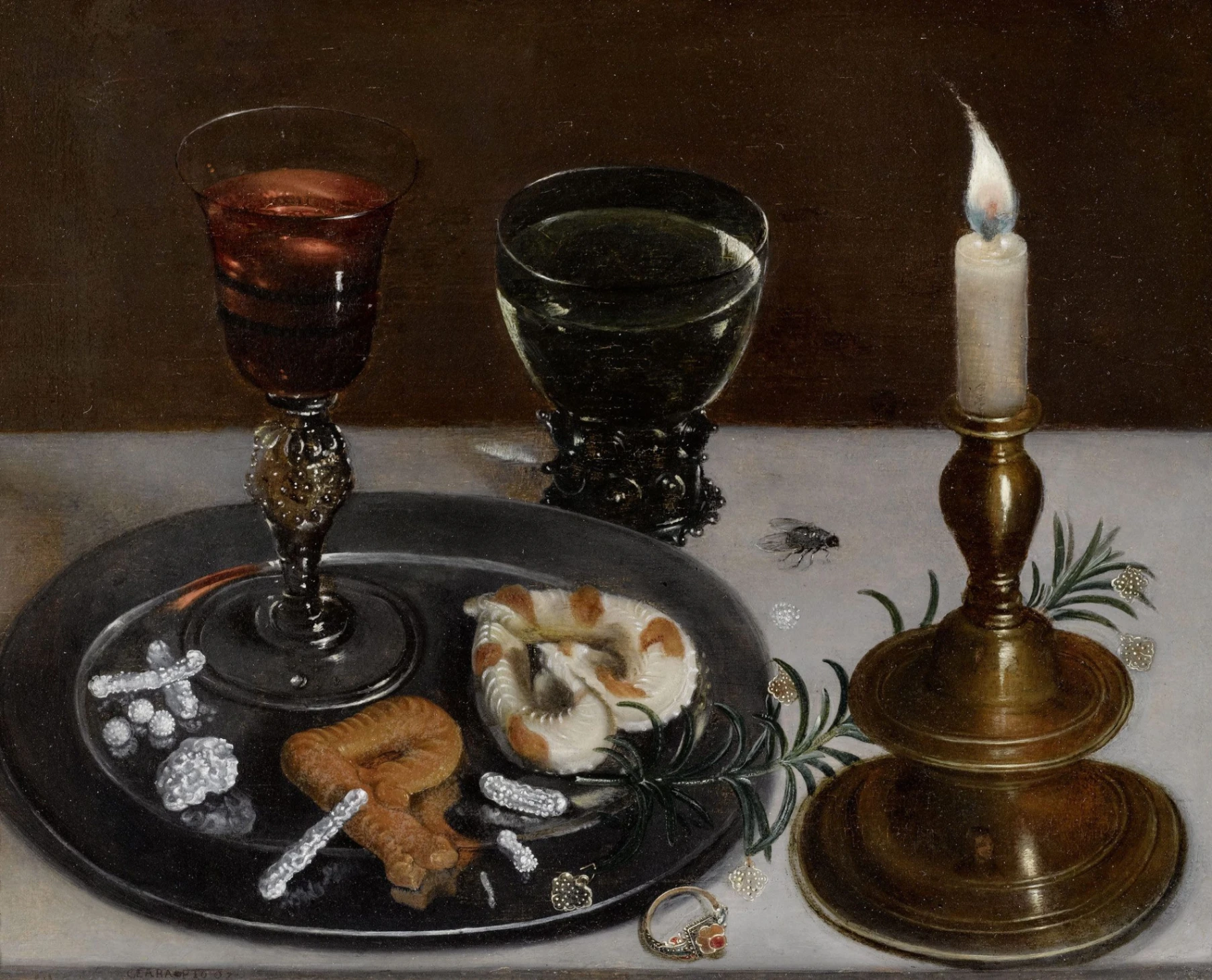 Clara Peeters, Natura morta con prelibatezze, rosmarino, vino, gioielli e una candela accesa, 1607, olio su tavola, 23,7 × 36,7 cm, collezione privata. Firmata e datata in basso a sinistra: "CLARA.P.1607 (09)".