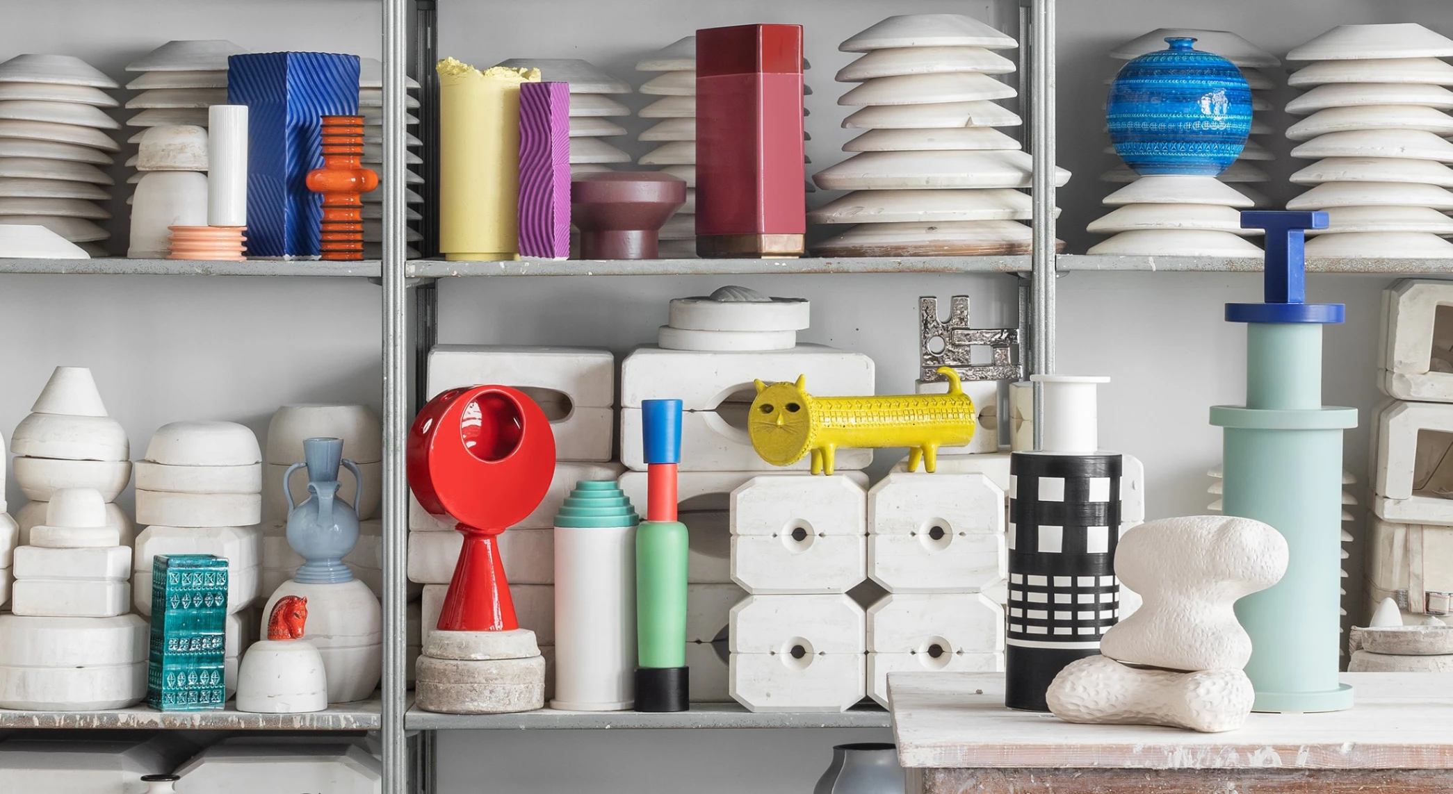 Alcune delle iconiche e coloratissime ceramiche artistiche di Bitossi, nel laboratorio aziendale.