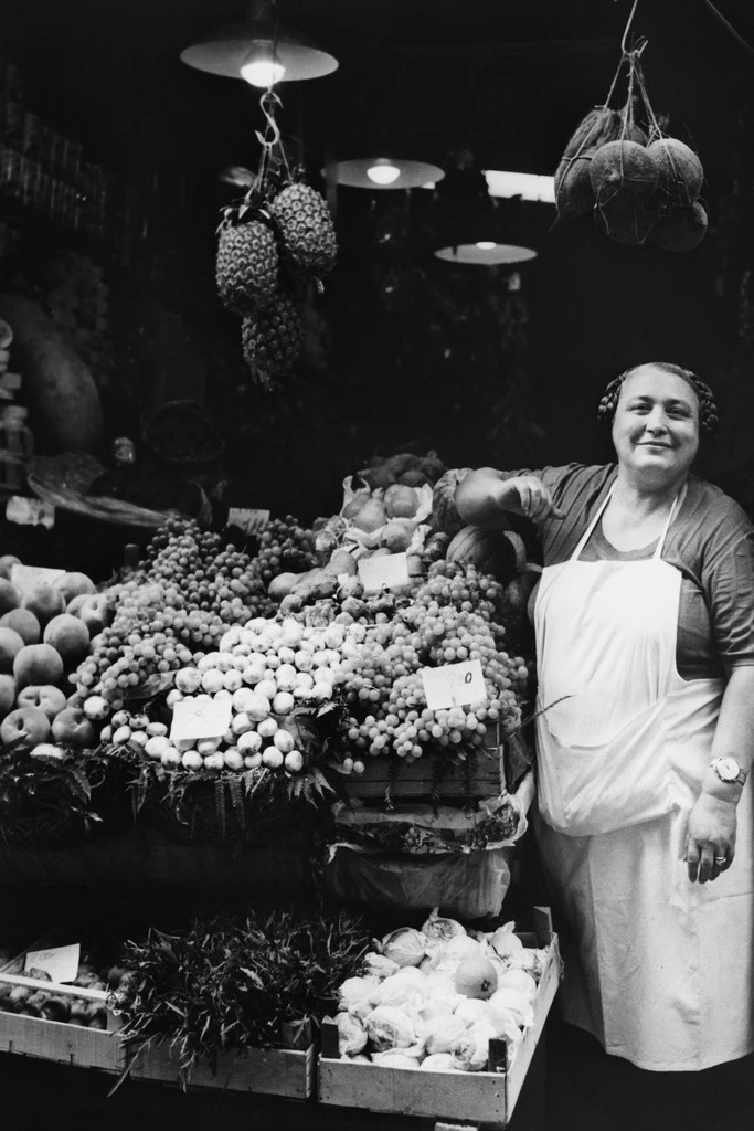Una fruttivendola del centro di Bologna, immortalata da Antonio Masotti. © Cineteca