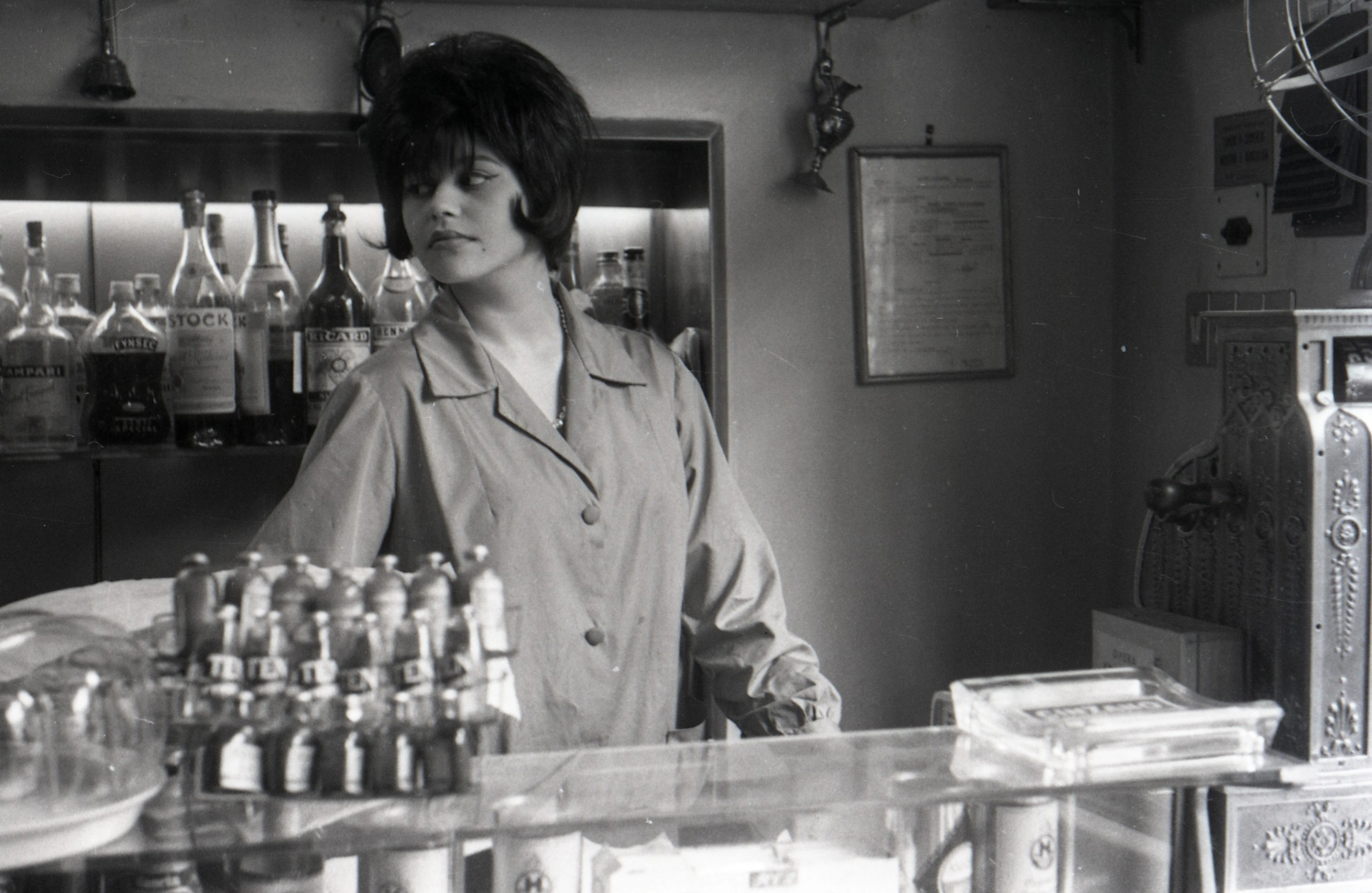 Una giovane barista, colta in uno degli scatti di Antonio Masotti. © Cineteca