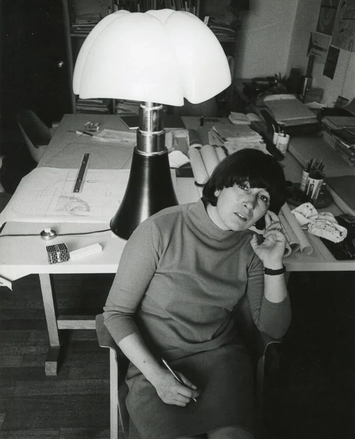 Gae Aulenti, insieme alla sua opera, appena progettata, 1967. © Ugo Mulase