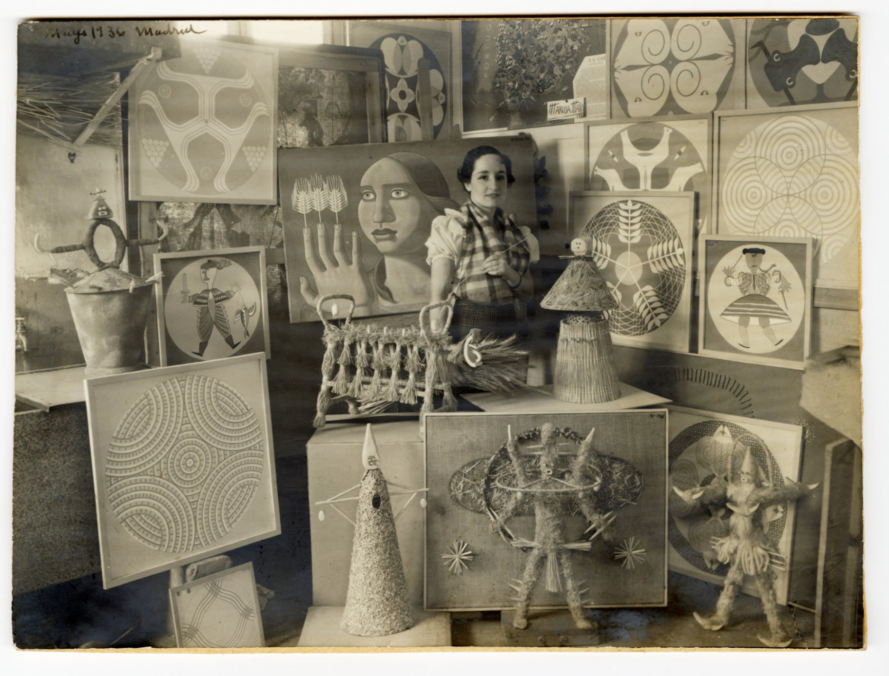 Maruja Mallo nel suo studio, Madrid 1936. Colección Archivo Lafuente. Museo Nacional Centro de Arte Reina Sofía. © Maruja Mallo, Vegap, Santander, 2024