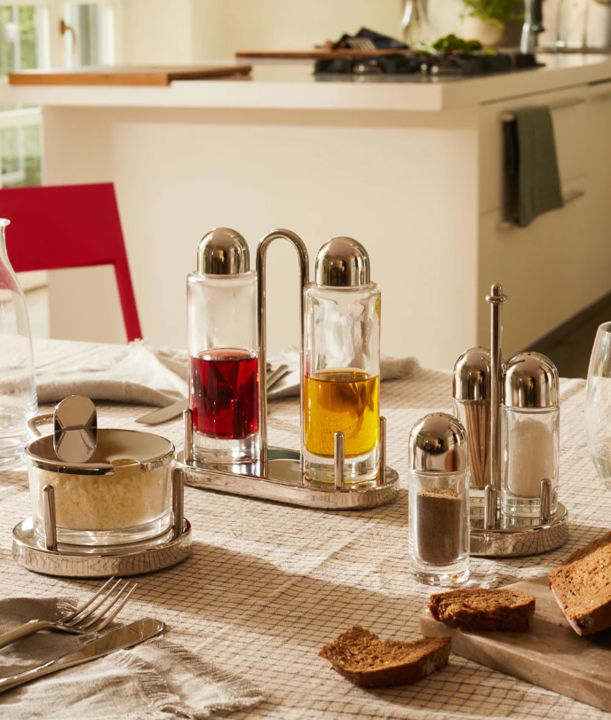 La formaggera 5071 ideata da Ettore Sottsass per Alessi, insieme all'oliera e ai porta sale e pepe, della stessa collezione. © Alessi