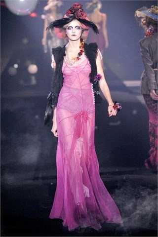 Una delle creazioni di John Galliano per la collezione Primavera / Estate 2010, ispirata alle opere di Giovanni Boldini.