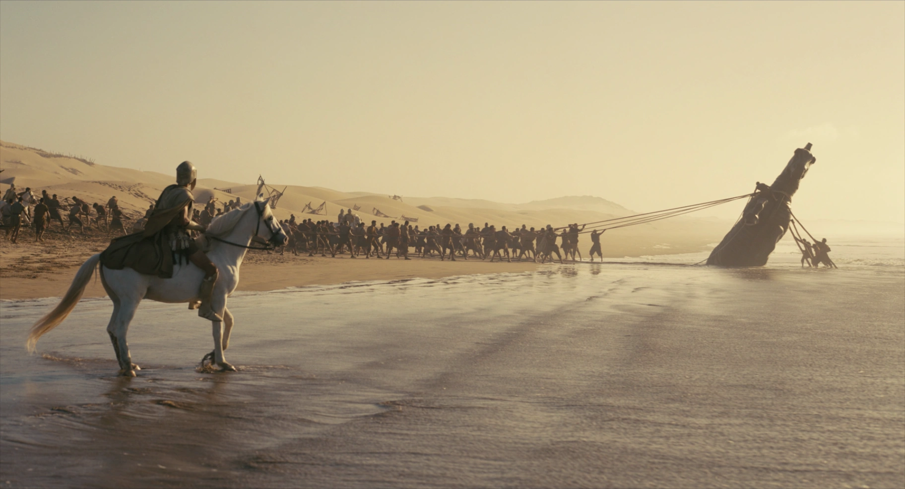 La scena del recupero del Cavallo di Troia, inganno geniale, dall'Odissea di Christopher Nolan, attualmente nei cinema.
