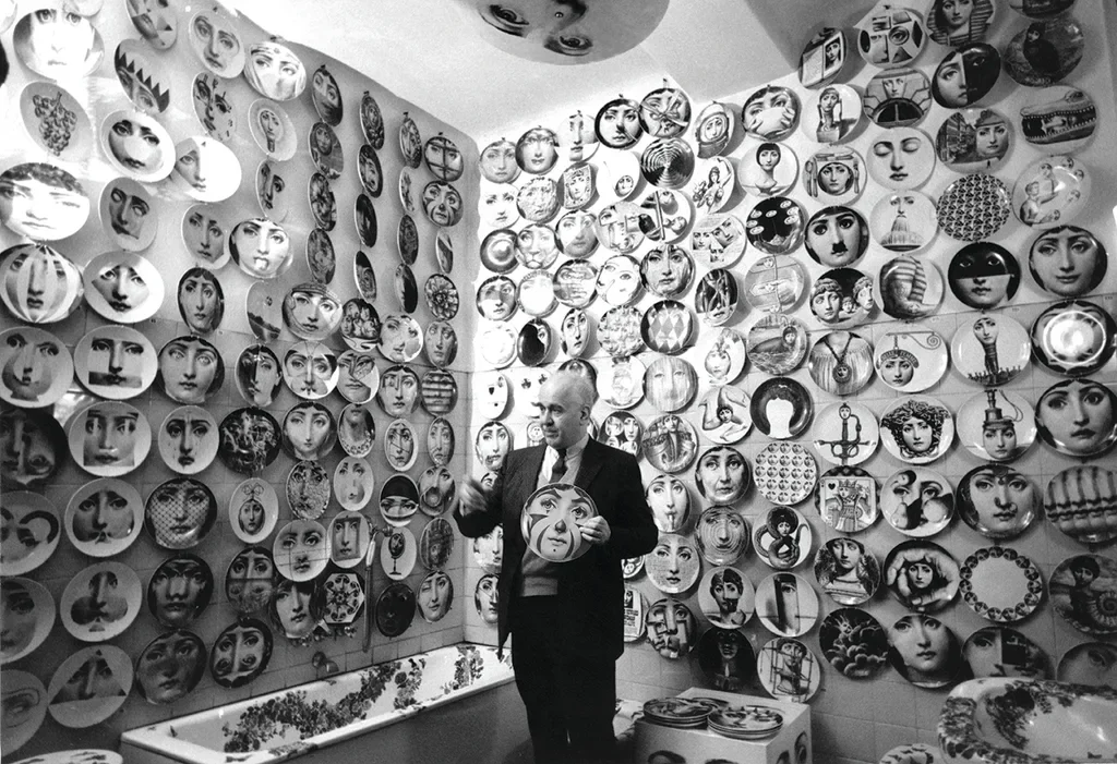 Piero Fornasetti circondato dai suoi piatti che omaggiano il volto, che riteneva perfettamente proporzionato, di Lina Cavalieri.
