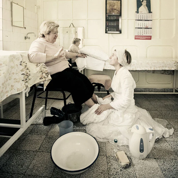 Pippa Bacca mentre lava i piedi a un’ostetrica.