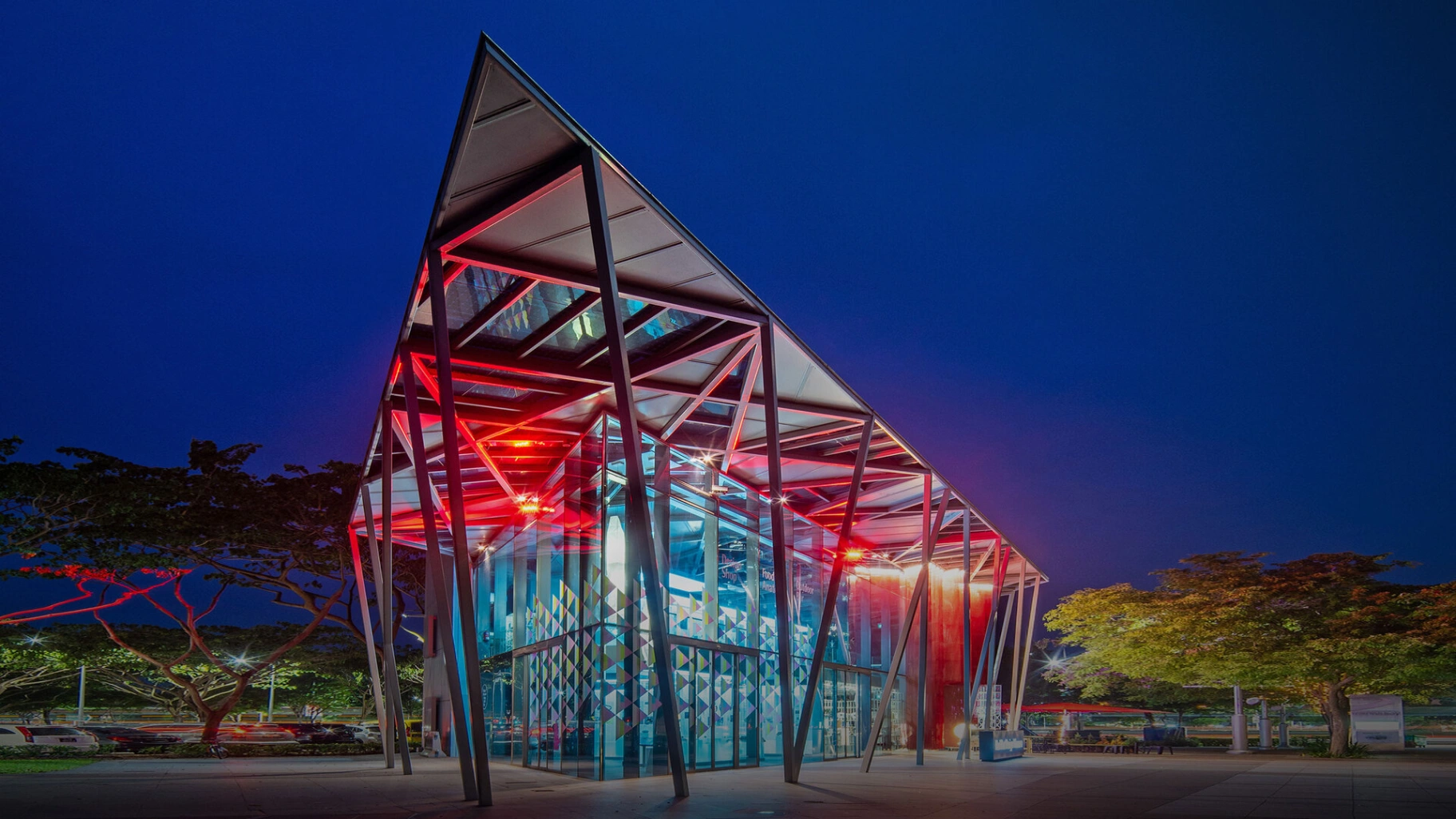 L'architettura avveniristica della sede orientale del Red DotDesign Museum, a Singapore.