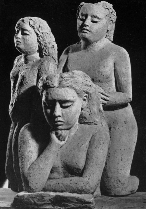 Antonietta Raphaël, Le tre sorelle, 1936, cemento colorato, 95 x 60 x 65 cm, GNAMAC, Galleria Nazionale d'Arte Moderna e Contemporanea, Roma.