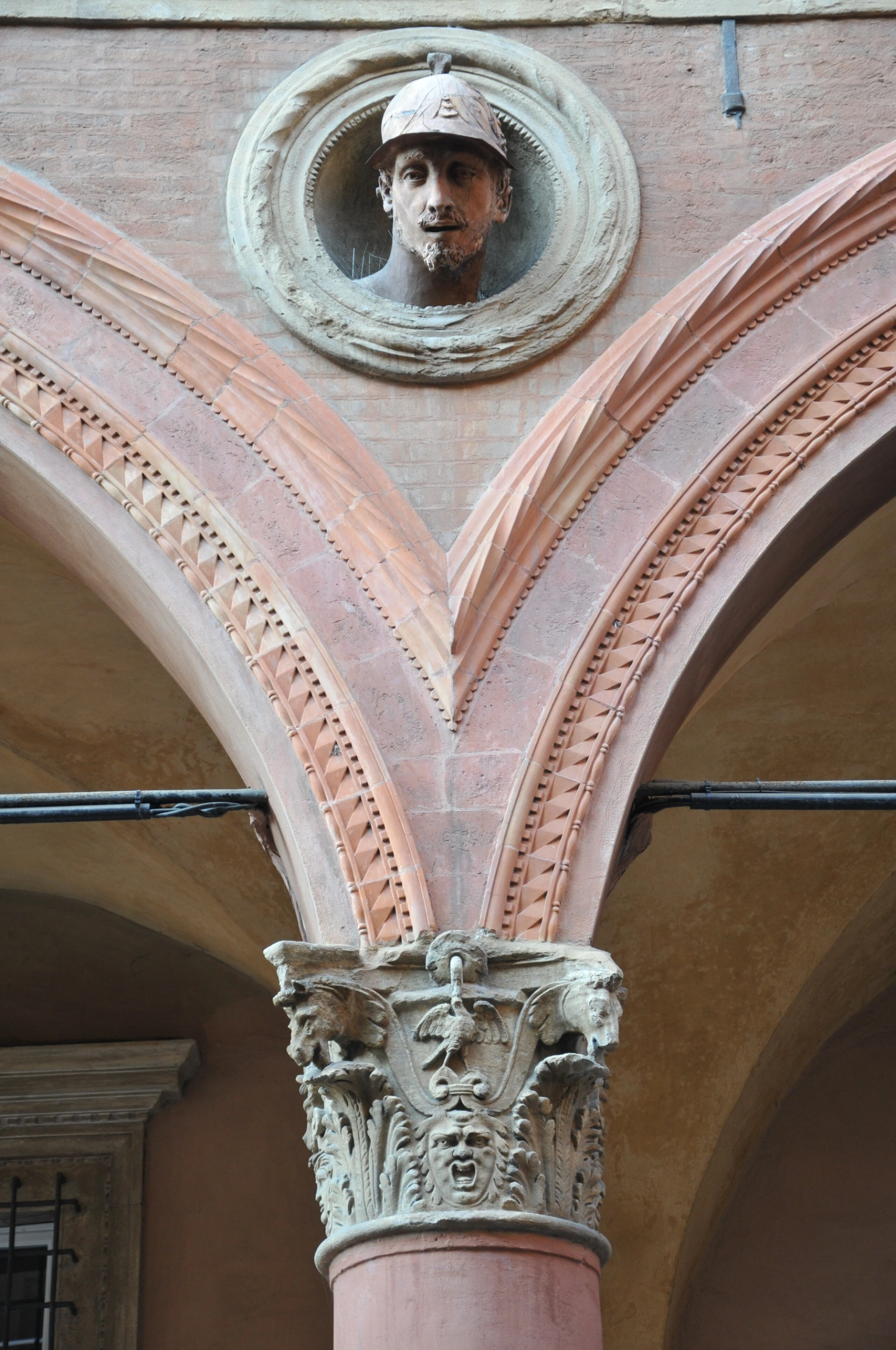 Uno dei capitelli realizzati da Properzia de' Rossi insieme al Formigine a Palazzo Bolognini, Piazza Santo Stefano, Bologna.