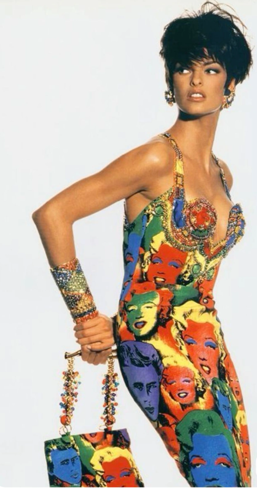 Linda Evangelista indossa abito e borsa della collezione primavera/estate 1991 di Gianni Versace, ispirata alla Pop Art.