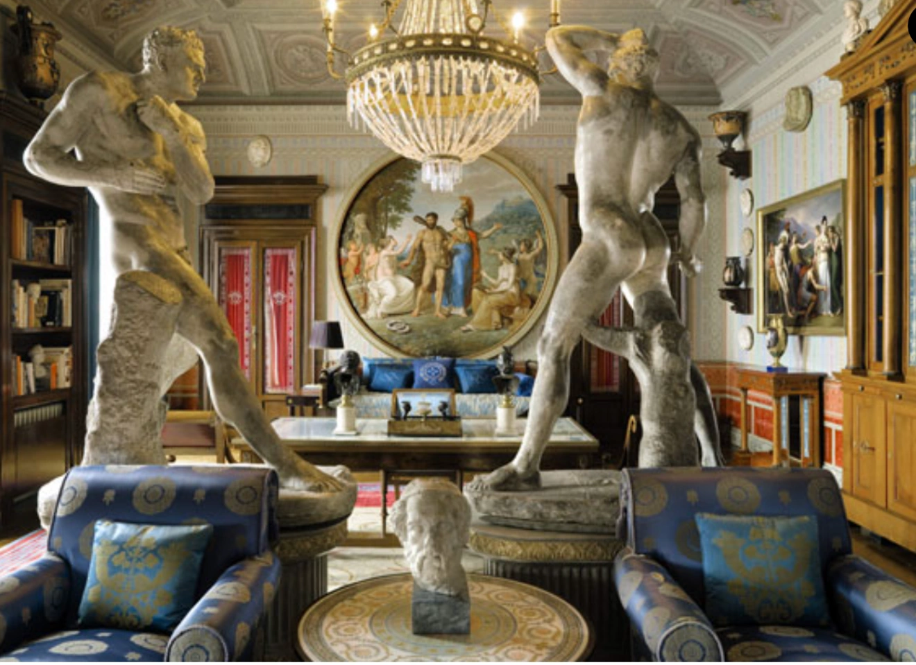 Una delle stanze di Villa Fontanelle, la casa sul Lago di Como di Gianni Versace, oggi di proprietà del magnate russo Arkady Novikov.