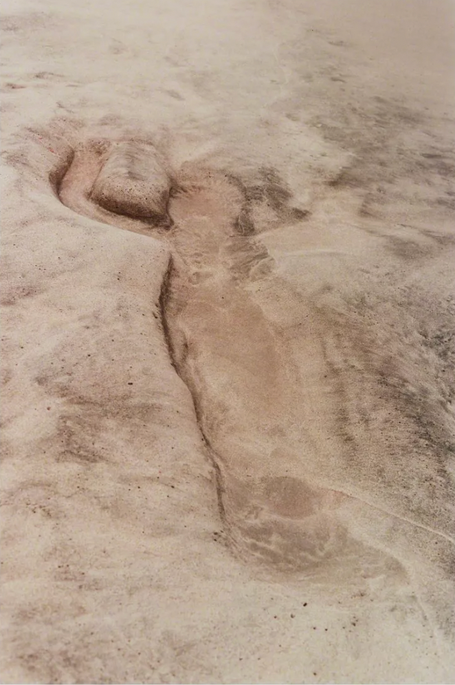 Ana Mendieta, Untitled (dalla serie Siluetas), 1976, Richard Saltoun.