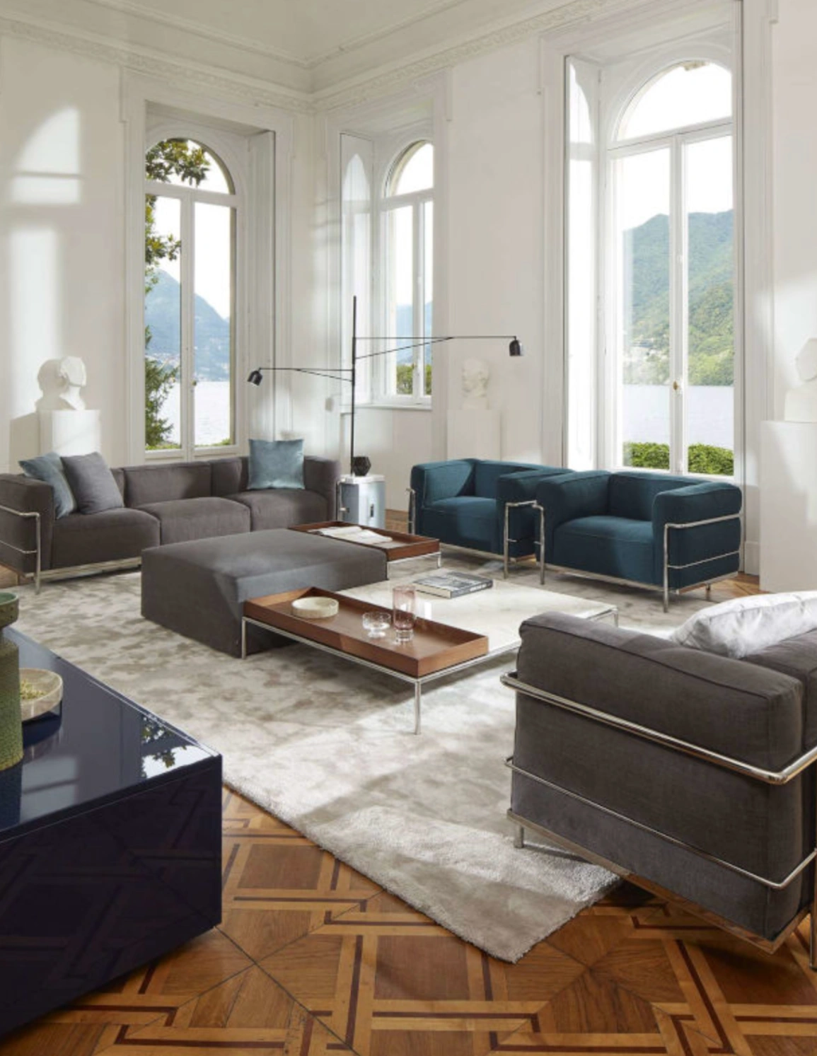 Un salotto arredato con i divani LC2 di Le Corbusier, Charlotte Perriand e Pierre Jeanneret, oggi prodotta da Cassina. © Cassina