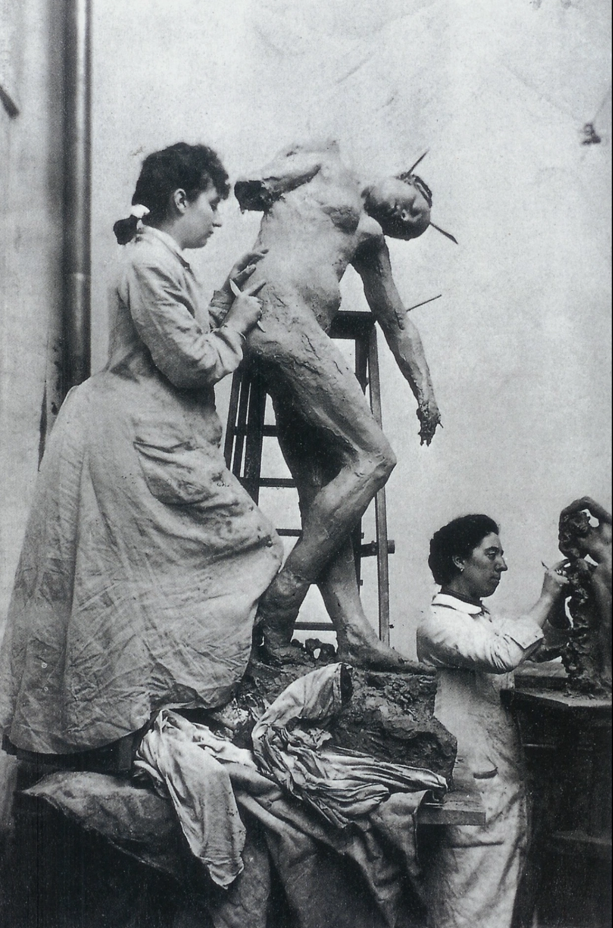 Camille Claudel mentre lavora al bozzetto in cera del gruppo scultoreo Śakuntalā o Vertumno e Pomona.