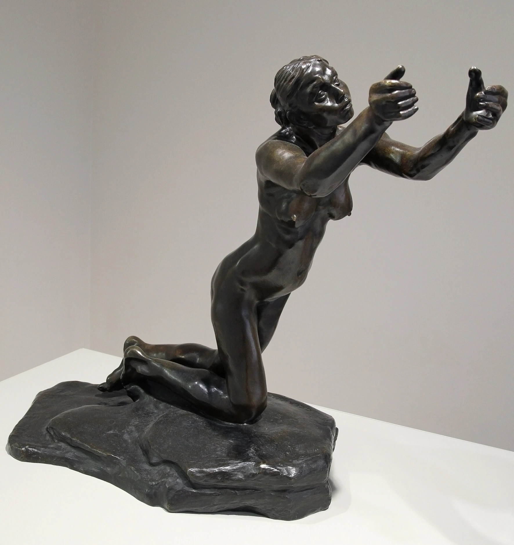 Camille Claudel, L'implorante, 1892-1905, bronzo, 60 × 72 × 59 cm, MET Museum, New York.