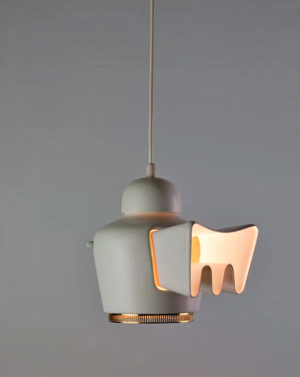 Alvar Aalto, Lampada a sospensione progettata per la Maison Louis Carré, 1958 ca. © Anssi Vaarola.