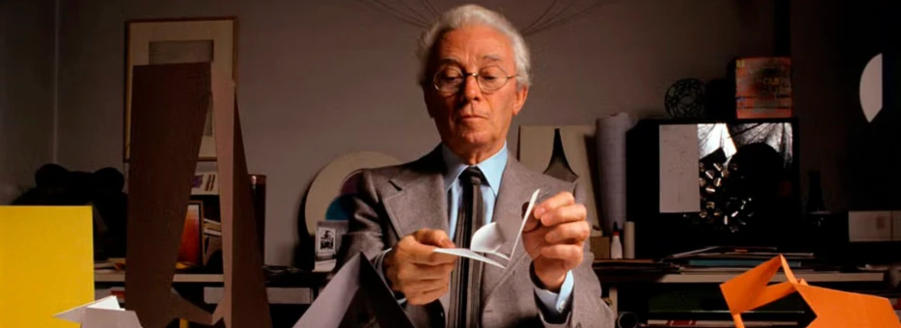 Bruno Munari nel suo studio.