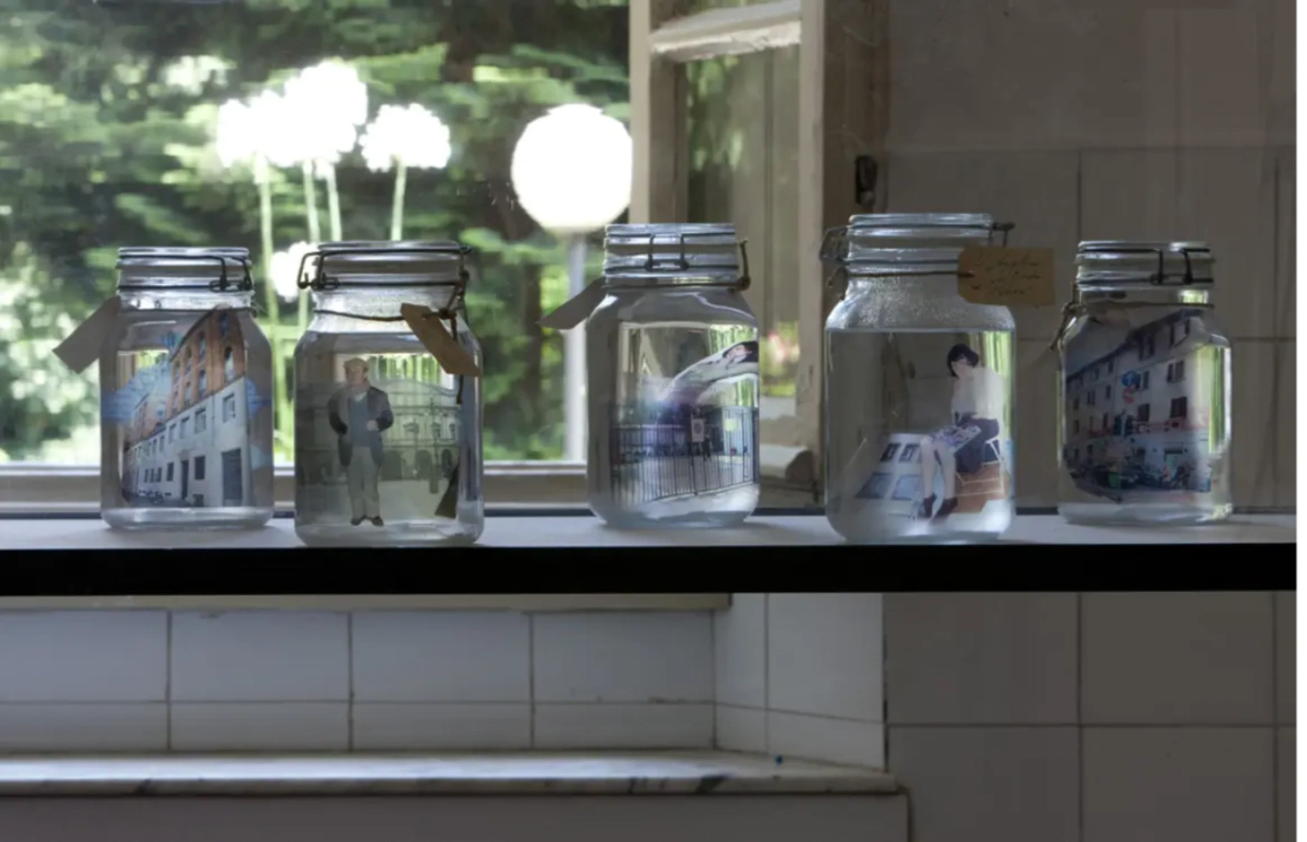 Alcuni esempi delle Boules de Brouillard di Pippa Bacca. © Casa Testori Associazione Culturale